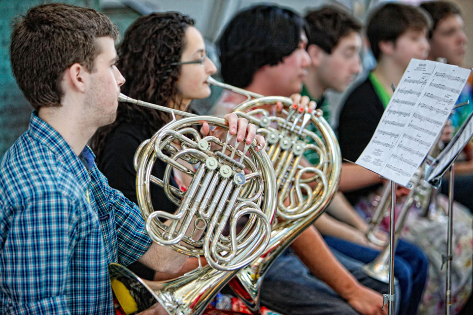 Students playing French horns