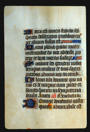 Page 22v, containing a dense block of blackletter text, with 5 illuminated initial letters, one of which, a "D", is much larger than the others. There are also two horizontal ornaments that fill the spaces following the end of a sentence. 