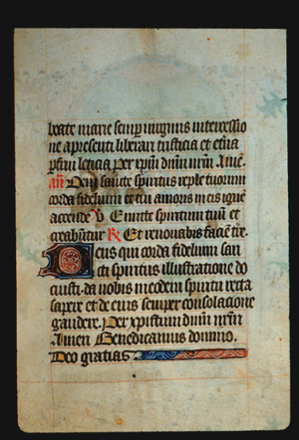 Page 39r, containing a dense block of blackletter text, with one illuminated initial letter.  There are also red inked words, yellow counterspaces and an ornament.