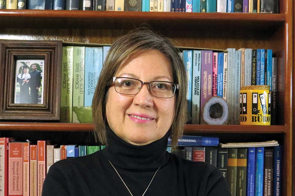 Graciela Díaz de Delgado in front of a bookshelf