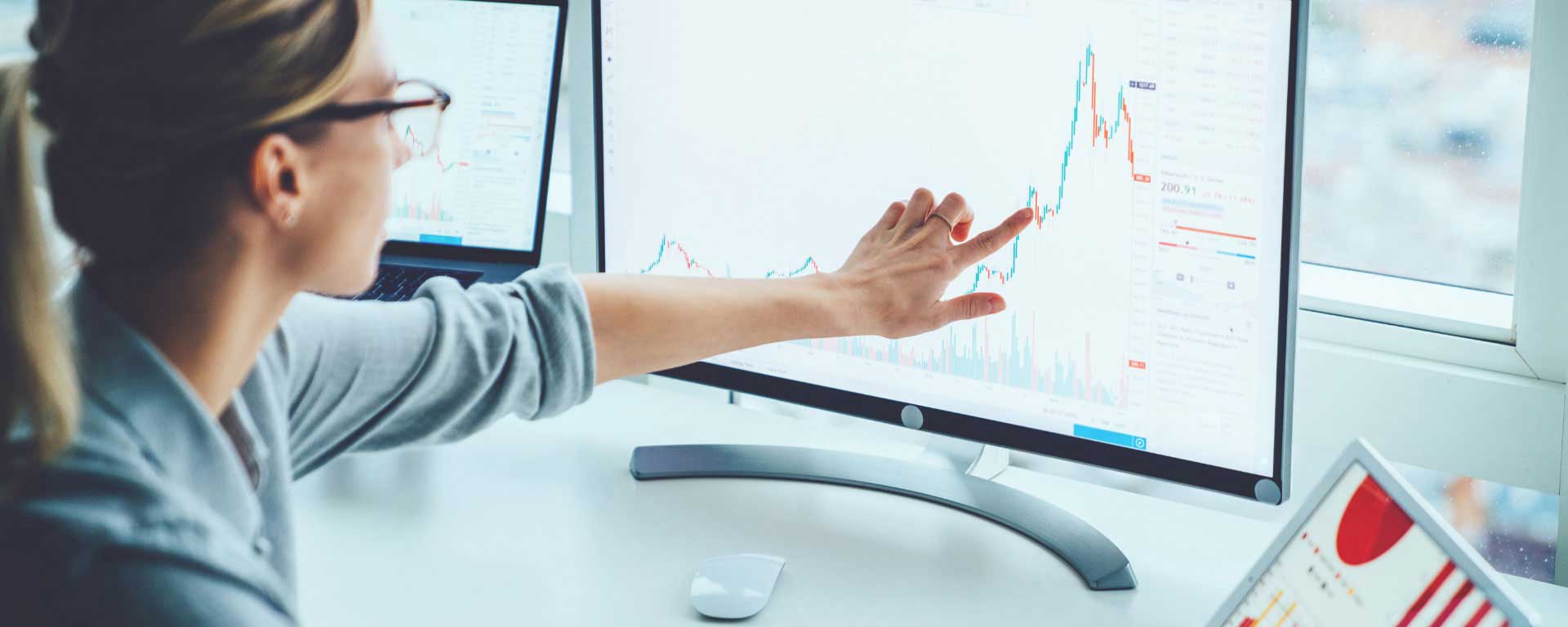 A person pointing to a computer screen