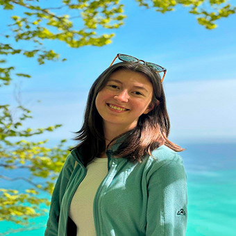 Girl smile to camera, wearing sunglasses and with short hair